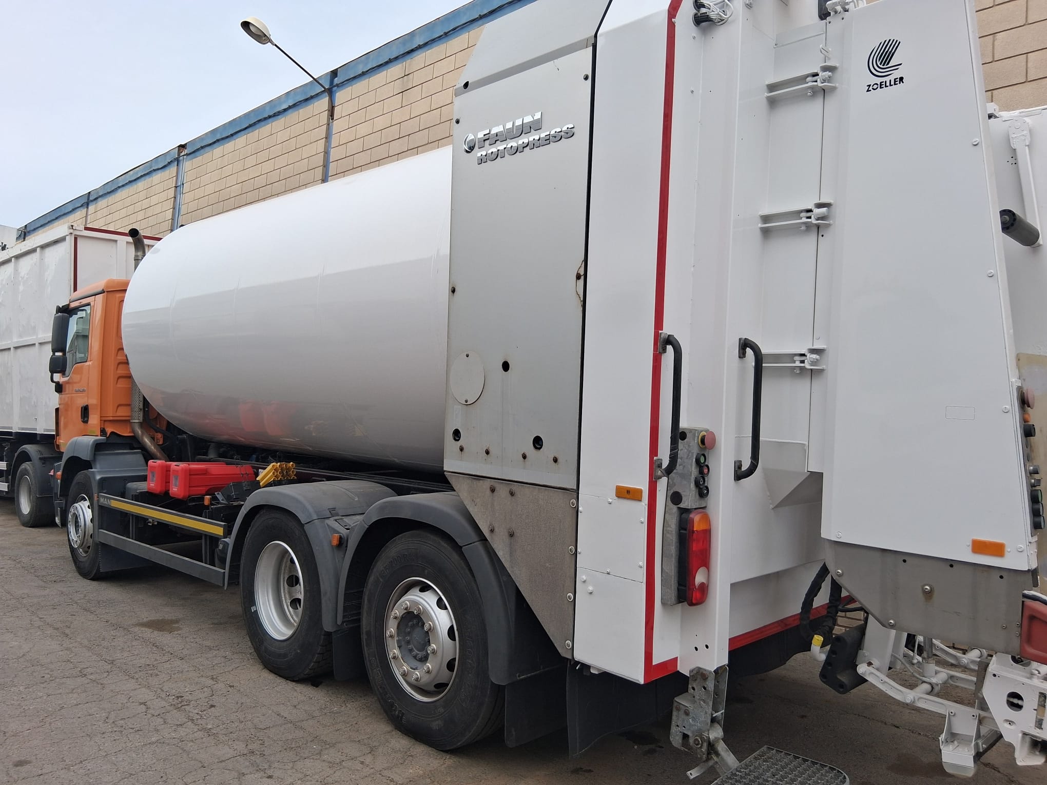 Imagen de CAMION RECOLECTOR CARGA TRASERA ROTOPRESS