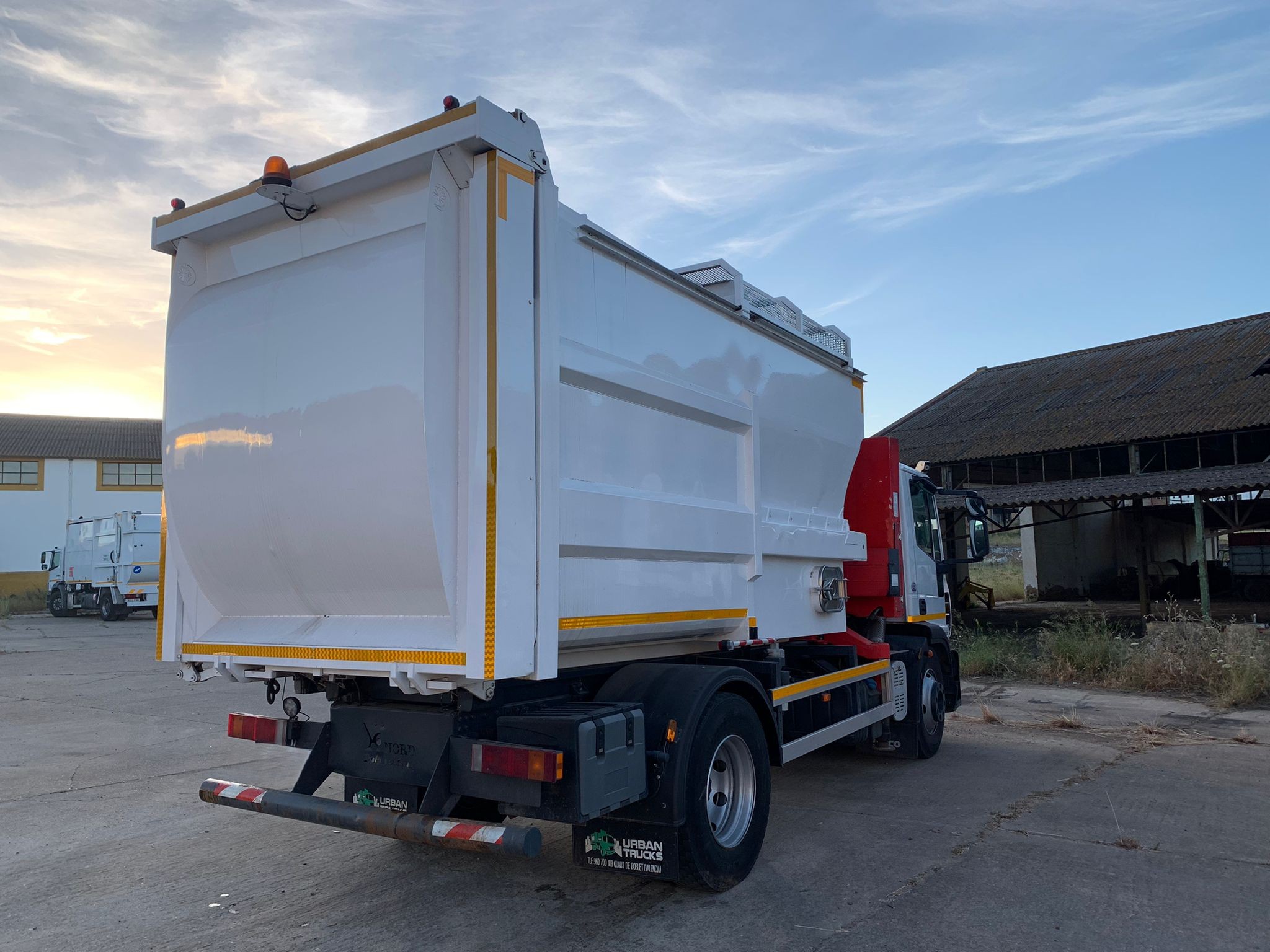 Imagen de CAMION RECOLECTOR CARGA SUPERIOR CON GRUA SOBRE TECHO