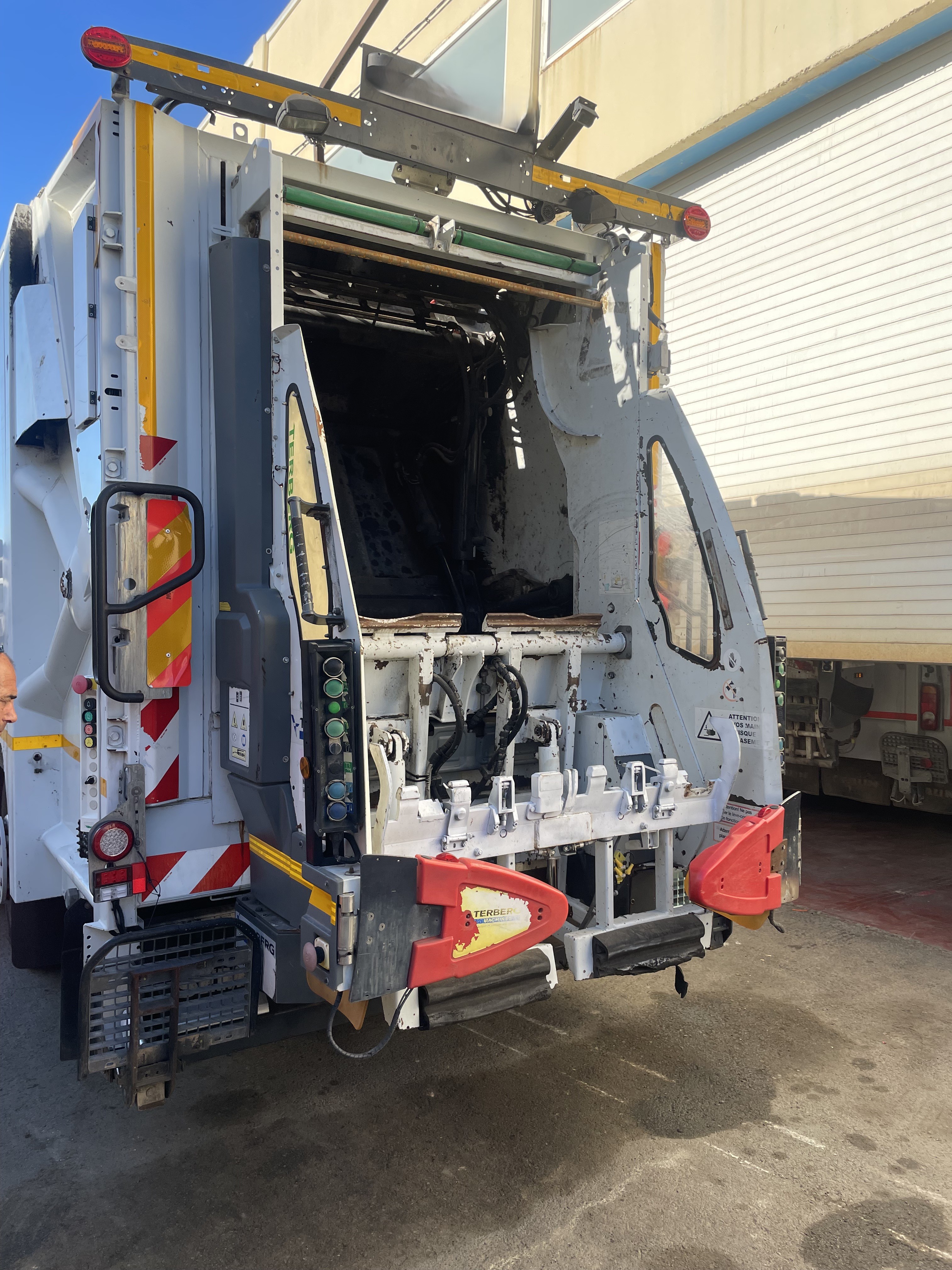 CAMION RECOLECTOR CARGA TRASERA SEMAT C338.06
