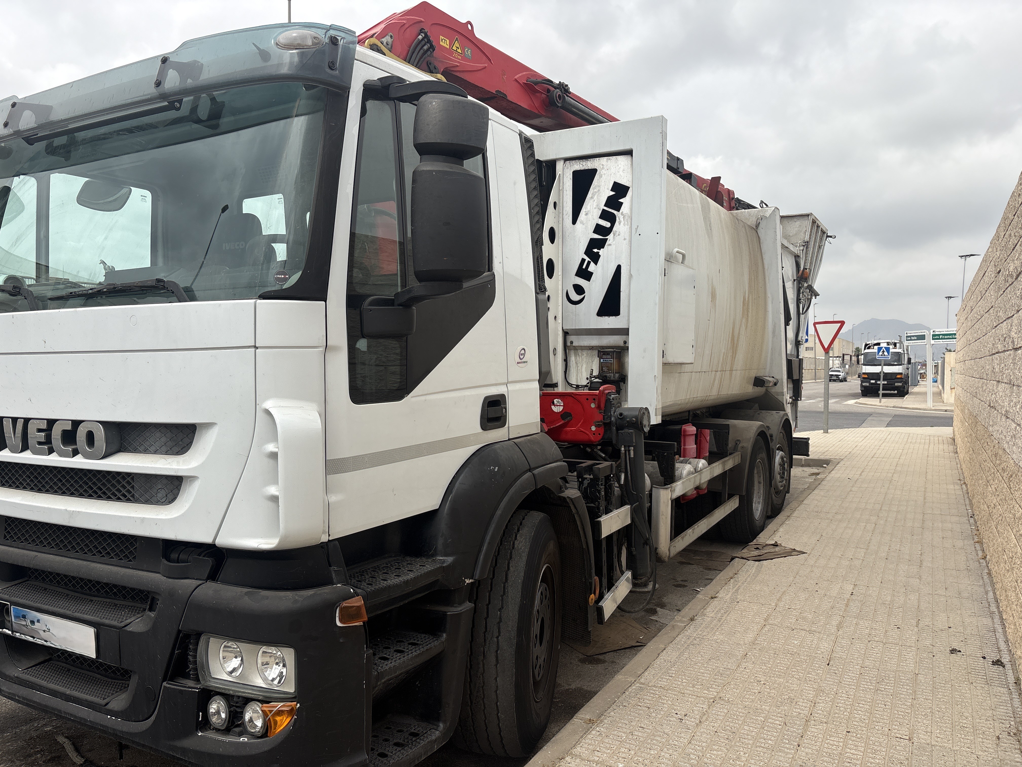 Imagen de CAMION RECOLECTOR CARGA SUPERIOR CON GRUA SOBRE TECHO