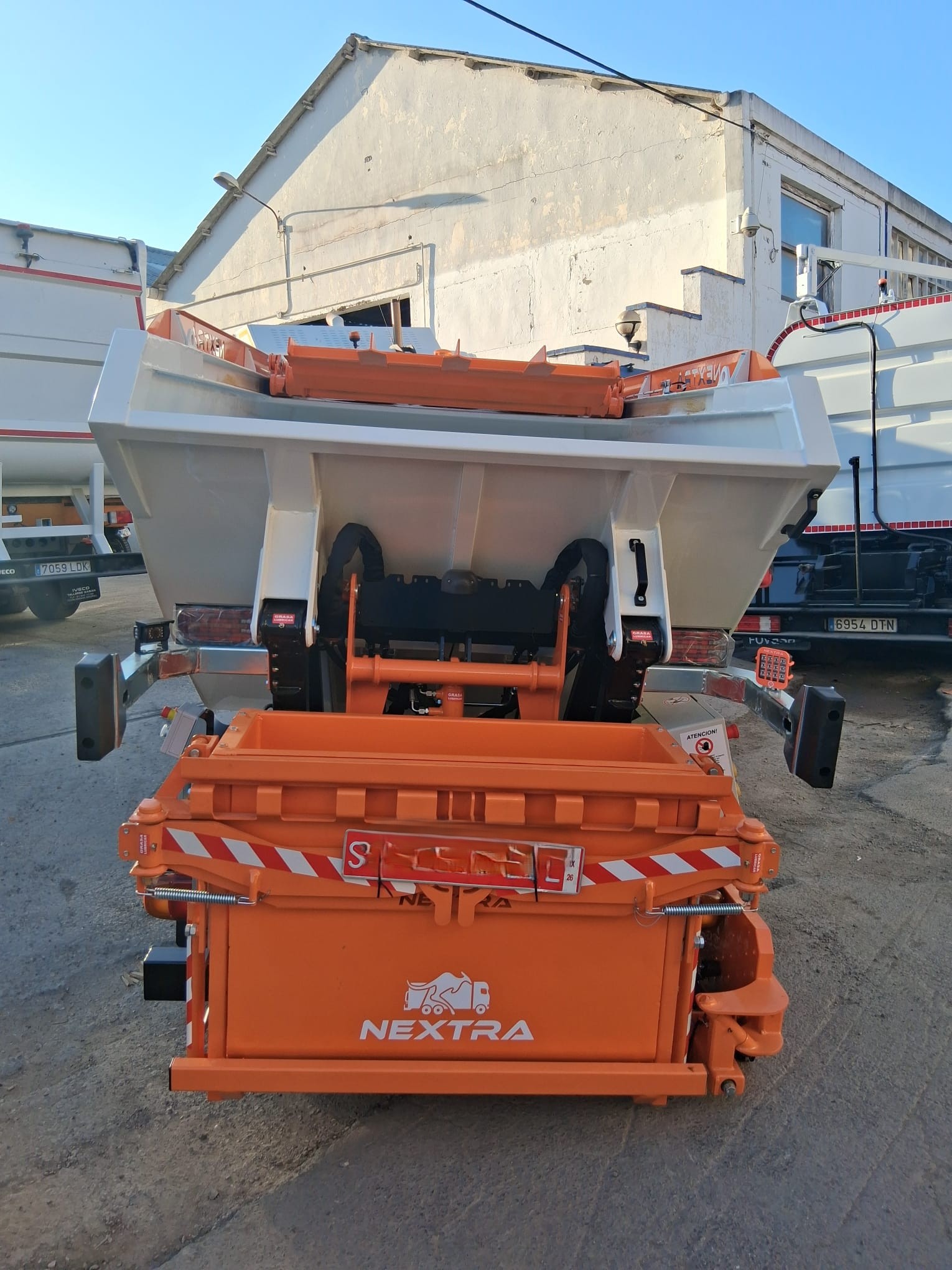 SATELITE CAJA ABIERTA VOLQUETE CON ELEVADOR