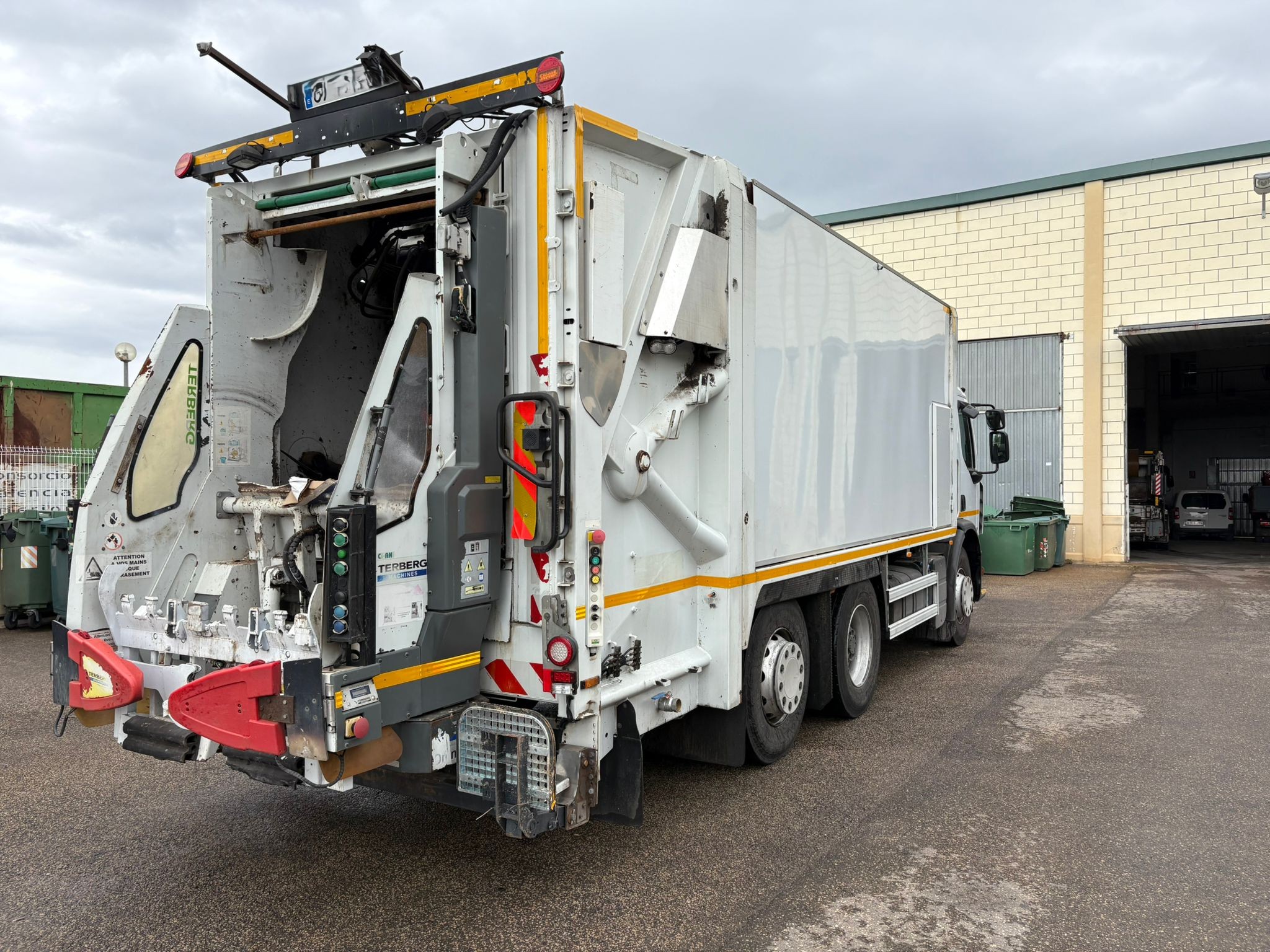 Imagen de CAMION RECOLECTOR CARGA TRASERA SEMAT C338.06