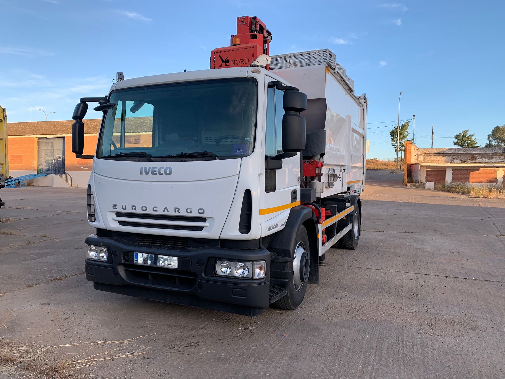 Imagen de CAMION RECOLECTOR CARGA SUPERIOR CON GRUA SOBRE TECHO