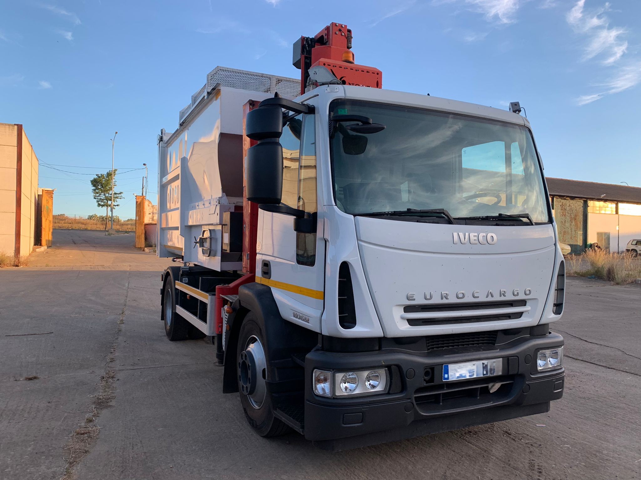 Imagen de CAMION RECOLECTOR CARGA SUPERIOR CON GRUA SOBRE TECHO