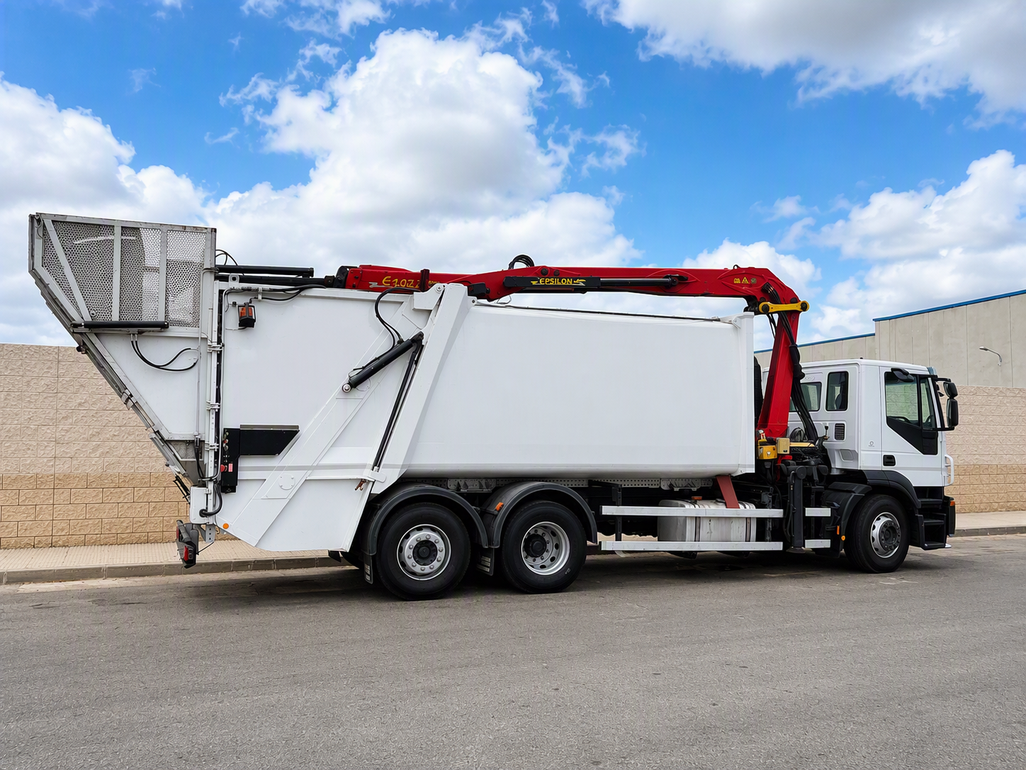 CAMION RECOLECTOR CARGA SUPERIOR CON GRUA SOBRE TECHO