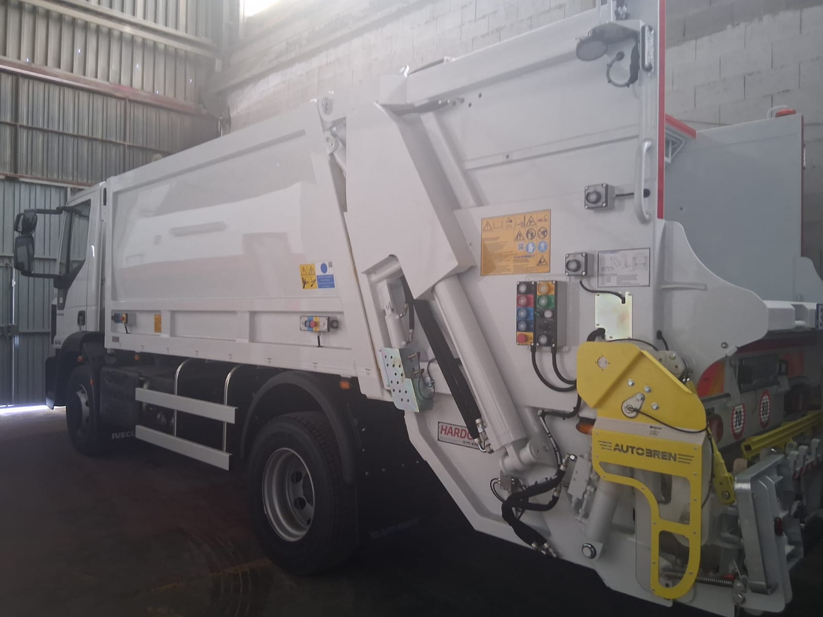 Imagen de CAMION RECOLECTOR CARGA TRASERA AUTOBREN PVR N12