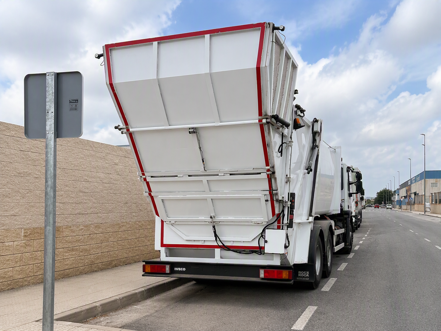 Imagen de CAMION RECOLECTOR CARGA SUPERIOR CON GRUA SOBRE TECHO